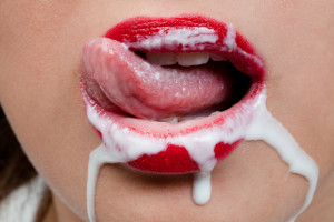 QE0294_sexe-conseils-bouche-red-lips-yogurt-sex.jpg