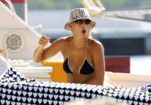 anna-kournikova-bikini-top-candids-01.jpg