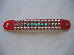 100104 Bracelet de poignet clouté à 15,00€