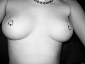 Piercing sur les seins en noir et blanc