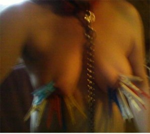 soumise Nty pinces o seins 2