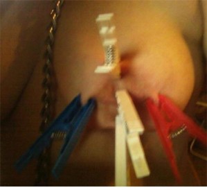 soumise Naty pinces o seins 1