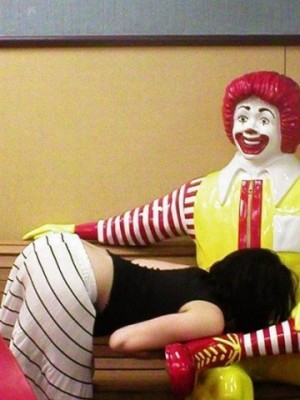 QE0069_ronald-mcdonald-pervers-sexuel-003-360x480.jpg