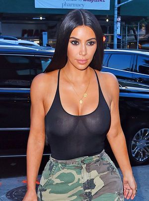 On-voit-tout-!-Kim-Kardashian-sans-soutien-gorge-a-New-York