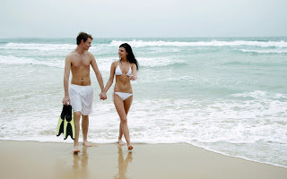 Couple-Walking-on-Beach-Image.jpg