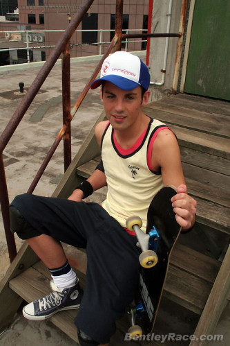 aaron et son skate par un photographe australien01