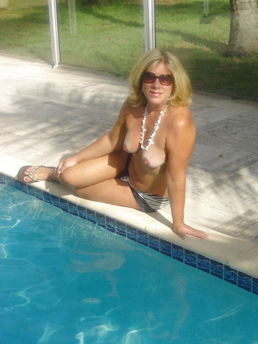 carine-blonde-quinquagenaire-topless-piscine.jpg