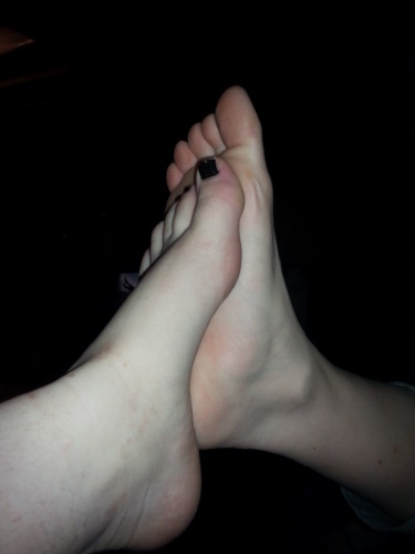 MPL noémie charlène pieds nus