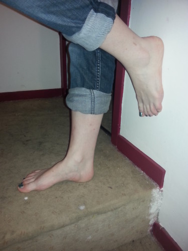 MPL noémie pieds nus mur