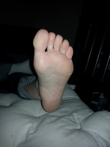 mes pieds lesbiens noémie pied gauche nu sur coussin blanc