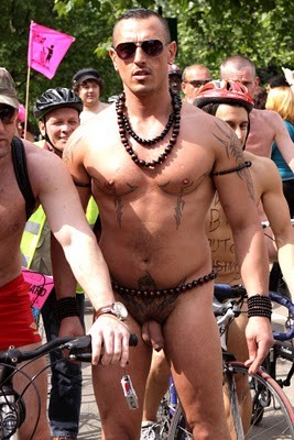 les mecs du naked bike ride londonien06