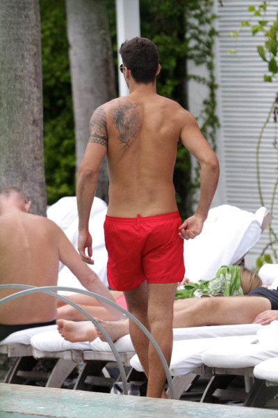 miguel-iglesais-shirtless-miami-pool-12052011-04.jpg