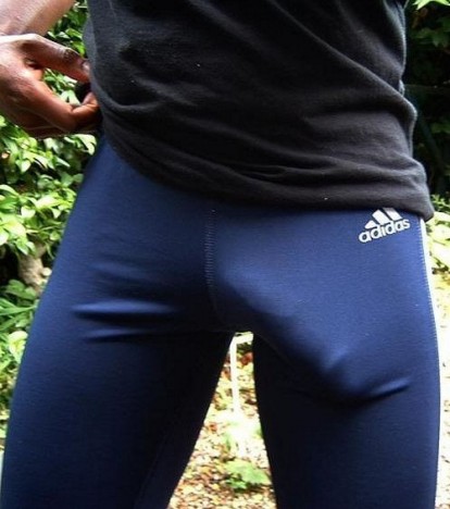 Bite-en-erection-dans-un-survet-adidas.jpg