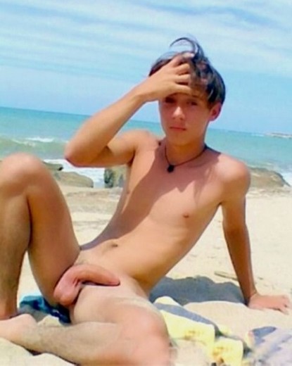 JEUNE MINET NU SUR UNE PLAGE NATURISTE