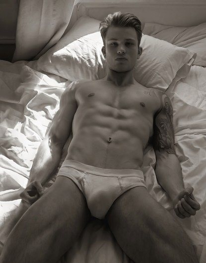 BEAU GOSSE EN SLIP DANS SON LIT