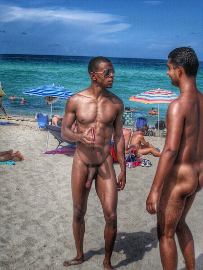 Beau Black Nu Sur Une Plage Naturiste