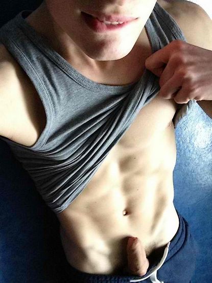 Selfie-D-un-Jeune-Qui-Sort-Sa-Bite-et-Montre-Ses-Abdos---Blog-de-GaySexyBoy.jpg