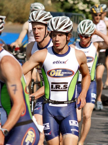 JEUNE CYCLISTE AUX FORMES GÉNÉREUSES