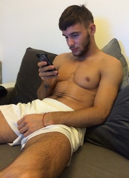 Un-mec-sur-grindr-attend-son-plan-cul.jpg