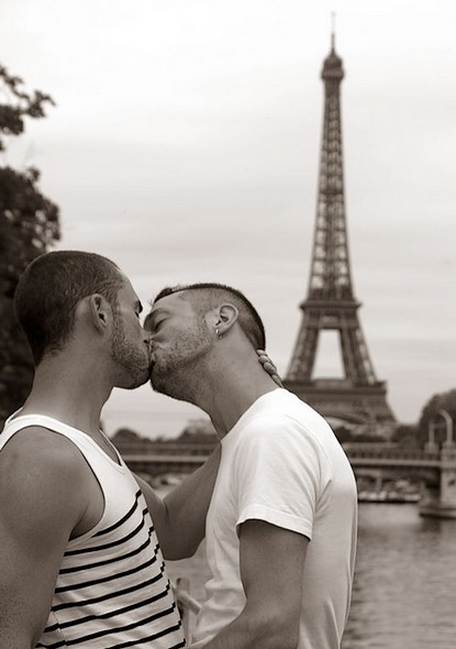 COUPLE GAY S'EMBRASSE DEVANT LA TOUR EIFFEL