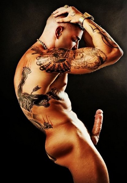 BEAU MEC QUI BANDE COUVERT DE TATOUAGE SEXY