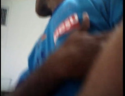 Jeune homme black se branle