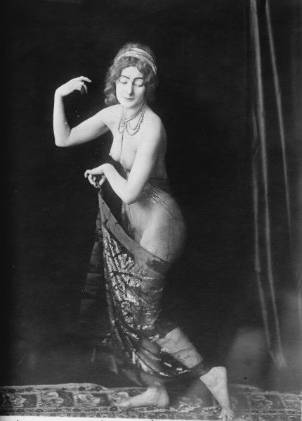 Adoree-Villany-in-the-Dance-of-Phryne-1910.jpg