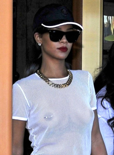 Les photos de Rihanna seins nus à sa sortie d'un hôtel 02