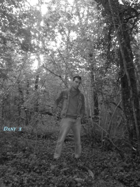 DANY IS PLAYING IN THE WOODS (5)