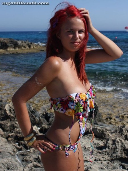 laura-topless-plage-03