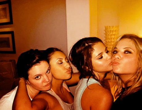 Selena-Gomez-embrasse-une-fille-PHOTOS-sciencextra.fr-theas.jpg