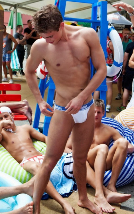 Joli-Moule-bite-du-Sportif-en-Jockstrap.jpg