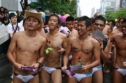 chinos-gay.jpg