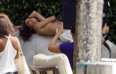 eva-longoria-seins-nus-a-miami.jpg