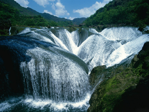 Yangtze_River_Waterfalls_-China-.jpg