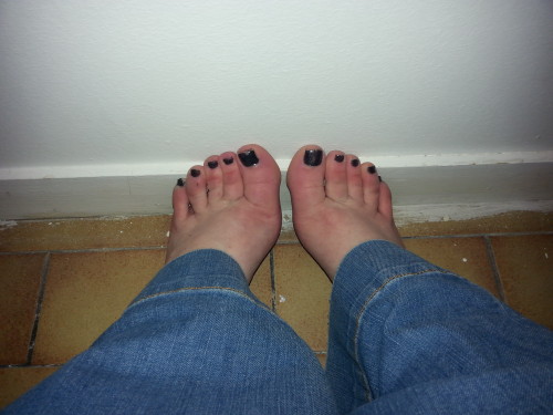 mes-pieds-nus-lesbiens-charlene-contre-mur.jpg