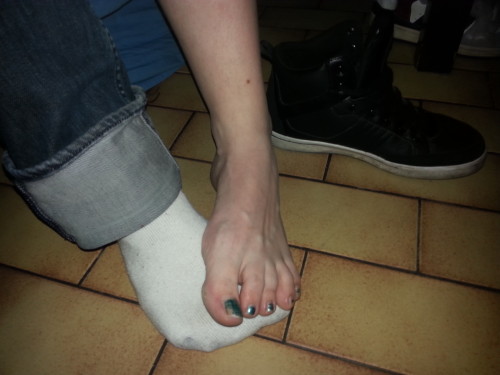 mes-pieds-lesbiens-noemie-pied-nu-et-chaussette-blanche.jpg