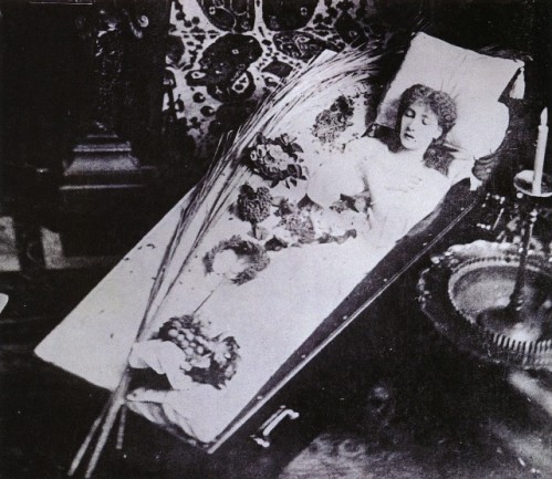 Sarah_Bernhardt_in_coffin-1882.jpg