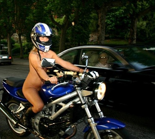 000028D4_nude_girl_riding_bike_in_public.jpg