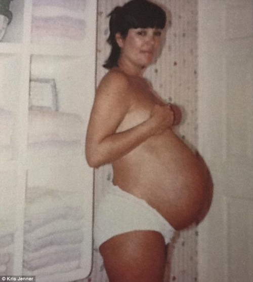 Maman-Kardashian-nue-et-enceinte-sur-Twitter-sciencextra.fr.jpg