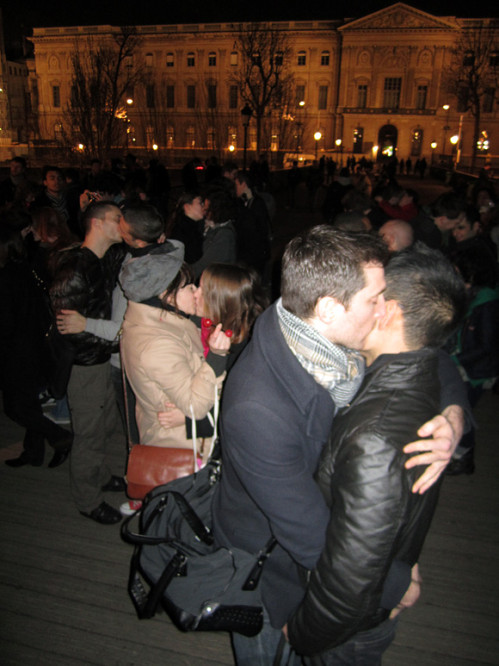 kiss-in-paris-1