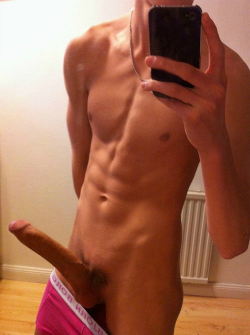 Selfie-d-un-jeune-bogoss-a-grosse-bite---Photo-4.jpg