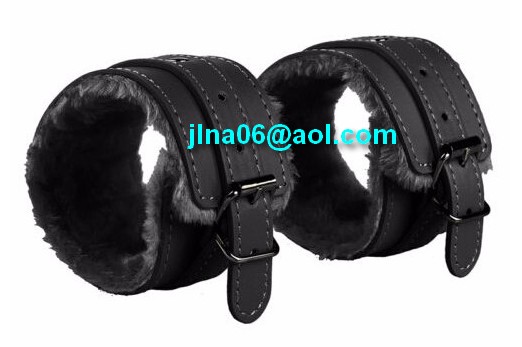 100389 Bracelets simili noir avec fourrure 30 cm à 25,00 €