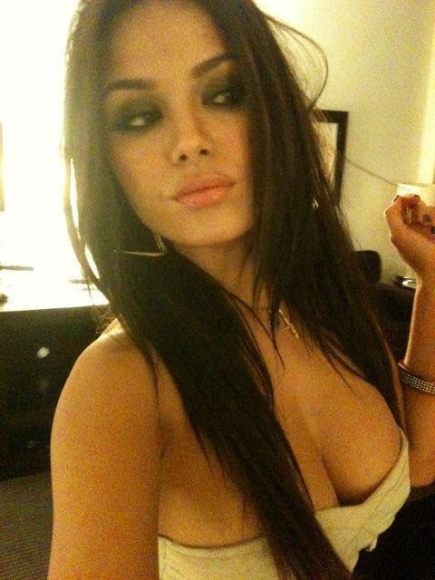 brune-jolie-sexy-et-chaude.jpg