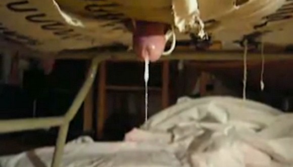 Il-perce-son-matelas-pour-ejaculer.jpg