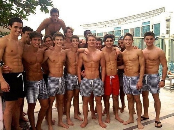 Que-des-beaux-gosses-avec-des-tablettes-de-chocolat.jpg
