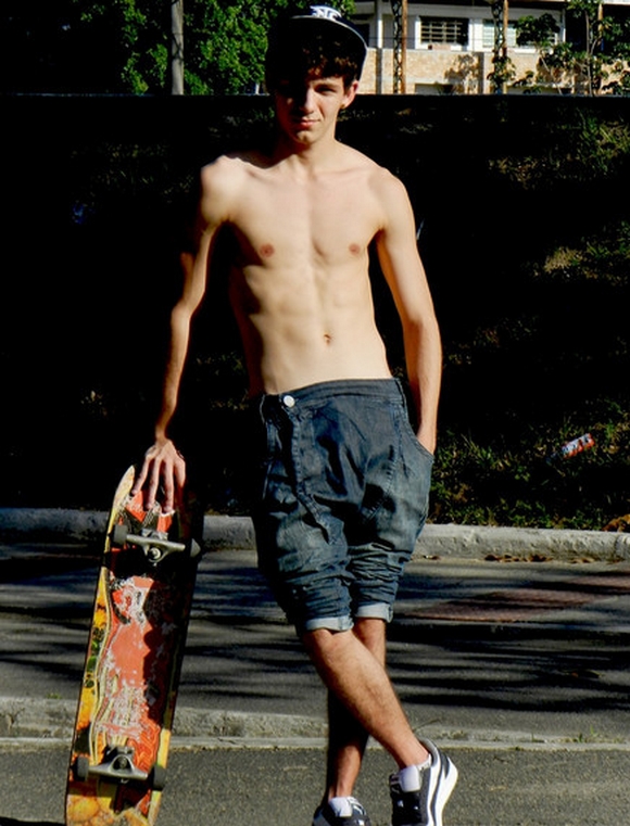 Jeune-skateur-sexy-torse-nu.jpg