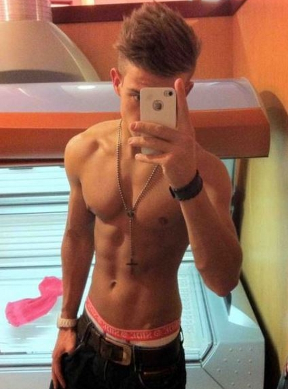 Belle-photo-d-un-beau-gosse-au-corps-bien-dessine.jpg
