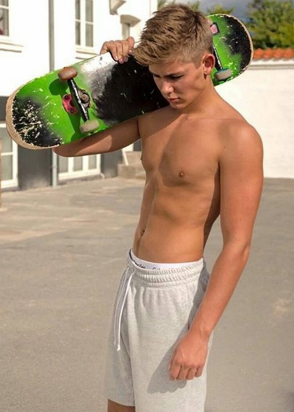 Bogoss-Skateur-Blond-Torse-Nu.jpg