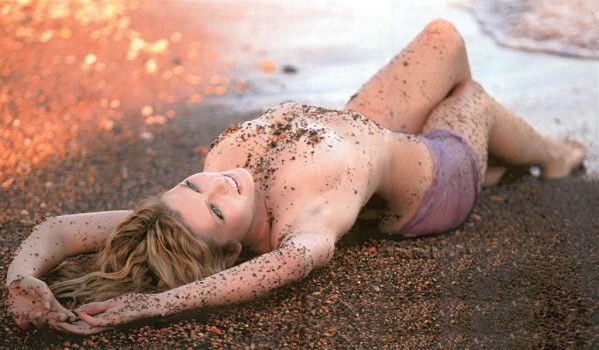 Les photos nues de la chanteuse Elodie Frégé sur la plage 06